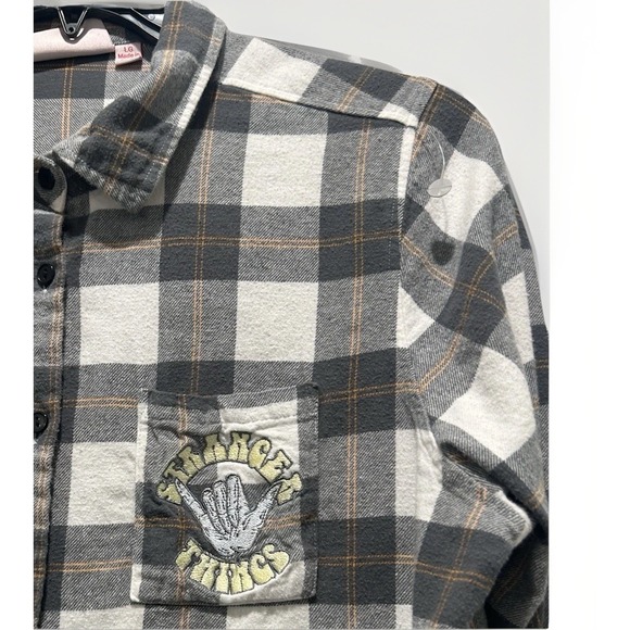 Stranger Things Shirt Womens Large Gray White Plaid Embroidered Pocket Flannel - Picture 2 of 7